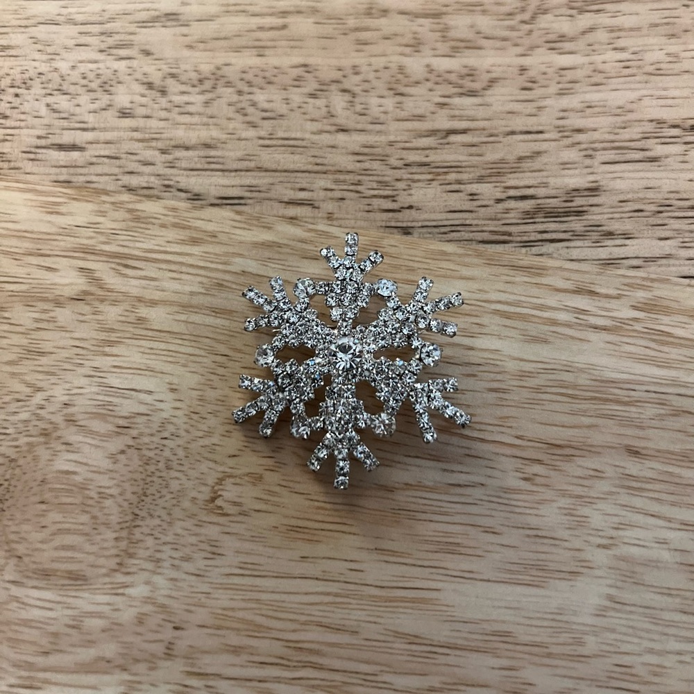 Snowflake crystal brooches ❄️